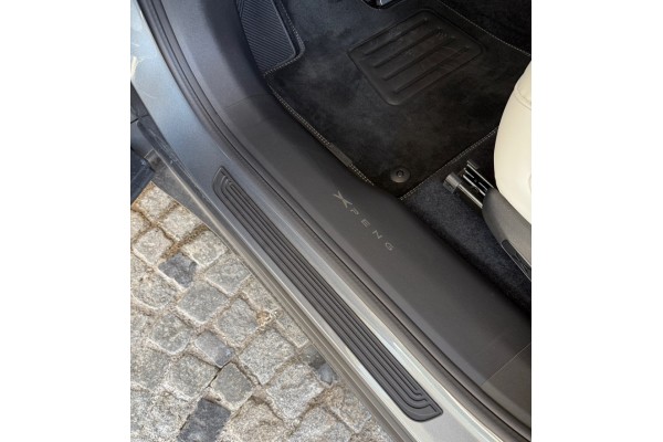 Захисні резинові накладки на пороги автомобіля Захисні резинові накладки на пороги автомобіля