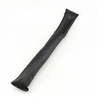 М'яка заглушка між сидінням і консоллю автомобіля. Чорний