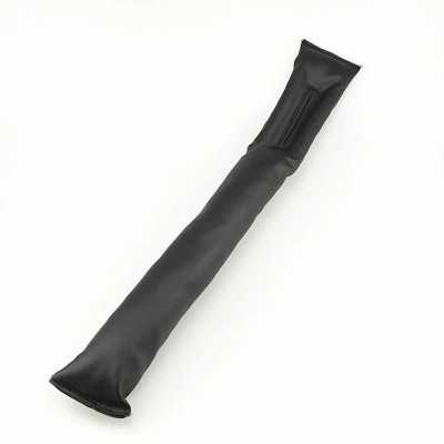 М'яка заглушка між сидінням і консоллю автомобіля. Чорний М'яка заглушка між сидінням і консоллю автомобіля. Чорний