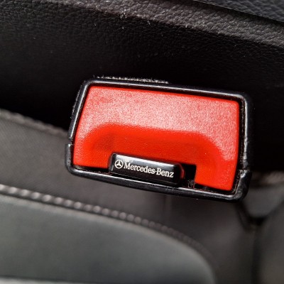Пласкі заглушки у ремені безпеки з значком Mersedes