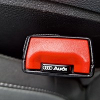 Пласкі заглушки у ремені безпеки з значком Audi