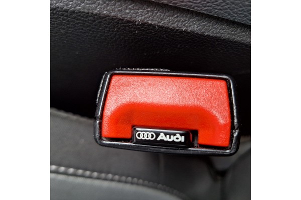 Пласкі заглушки у ремені безпеки з значком Audi