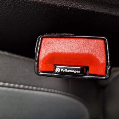 Пласкі заглушки у ремені безпеки з значком Volkswagen