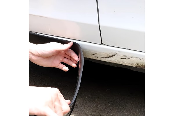 Захисний автомобільний молдинг для нижньої частини порогів