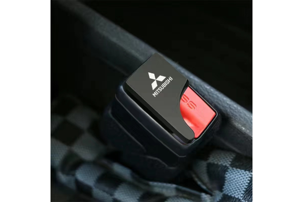 Заглушки у ремені безпеки з логотипом Mitsubishi